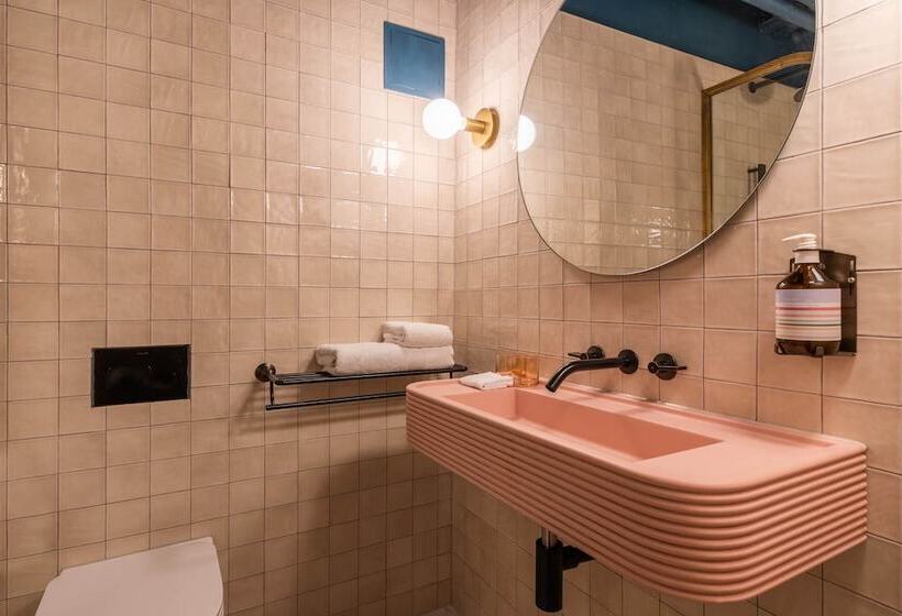 חדר דלוקס, The Alan