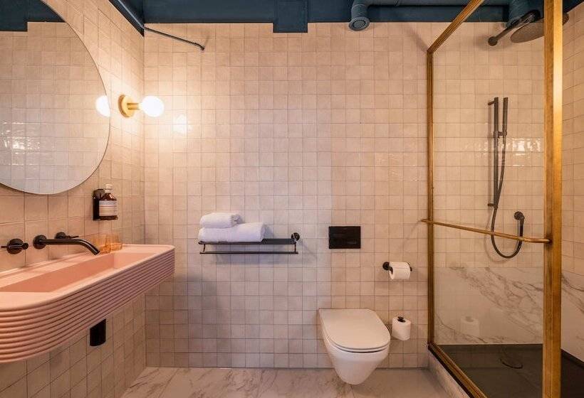 חדר דלוקס, The Alan