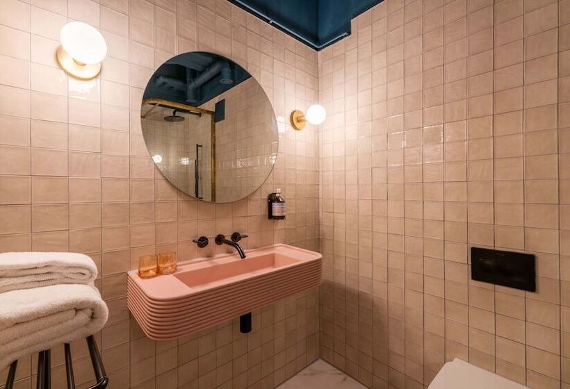 חדר דלוקס, The Alan