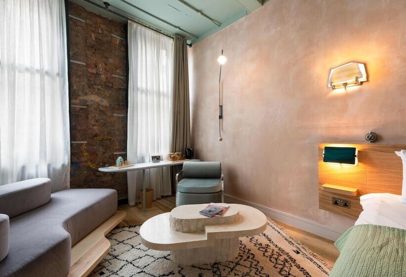 חדר דלוקס, The Alan