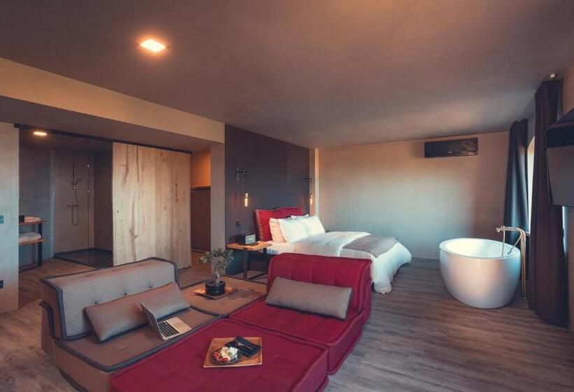 اتاق لوکس با تراس, Charm Nature