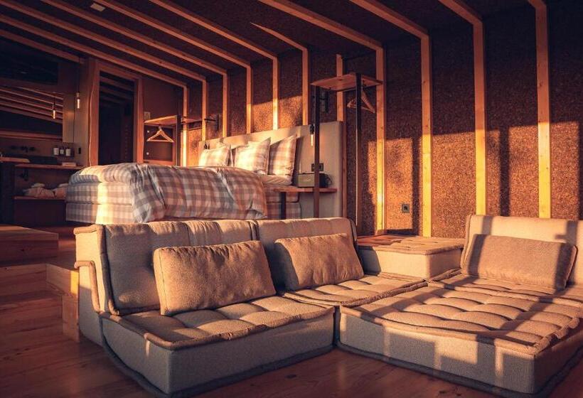 اتاق لوکس با تخت بزرگ, Charm Nature