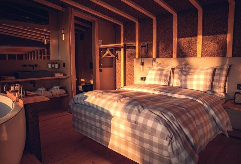 اتاق لوکس با تخت بزرگ, Charm Nature