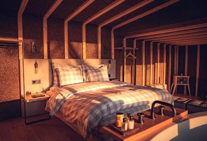 اتاق لوکس با تخت بزرگ, Charm Nature