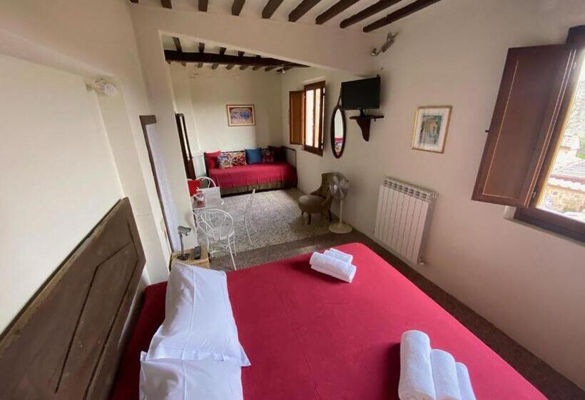 اتاق سوپریور سه تخته, Rooms And Wine Al Castello