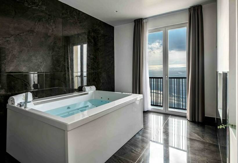 海の見えるスタンダードスタジオ, Grand Hotel Serapide