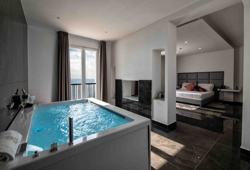 海の見えるスタンダードスタジオ, Grand Hotel Serapide