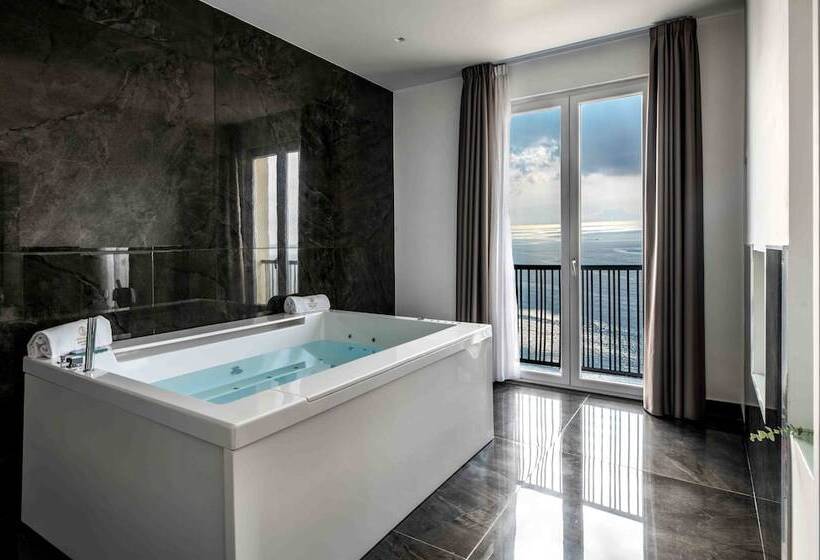 海の見えるスタンダードスタジオ, Grand Hotel Serapide