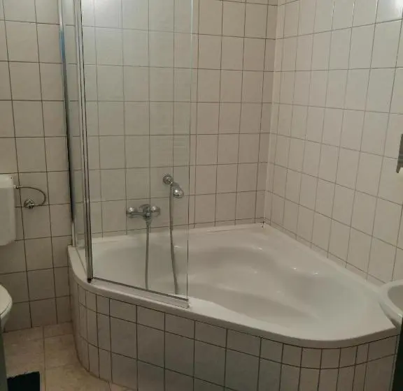 スタンダード４人部屋, Kisfaludy Vendégház  Sümeg