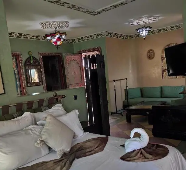 プールビュースタンダードステューディオ, Equi Palace & Spa Near Aeroport