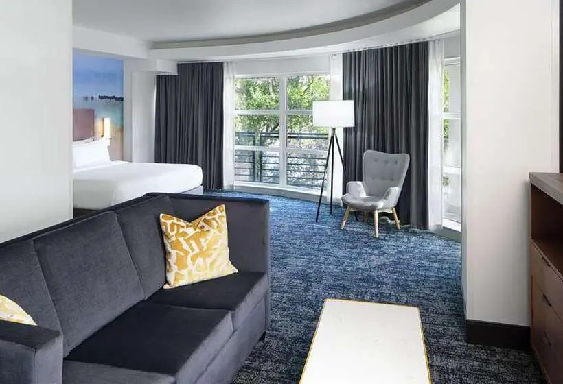キングサイズベッドのスタンダードルーム, Hilton Garden Inn Camden Waterfront Philadelphia