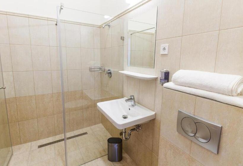 חדר סטנדרט לשלושה, Domus Peregrini Apartmanok