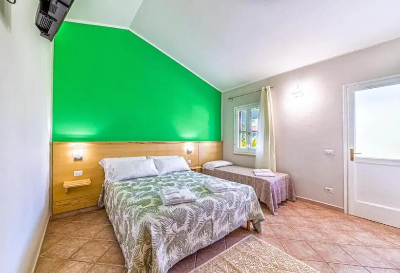 庭の見えるスタンダードトリプルルーム, Agriturismo Is Cortillaris