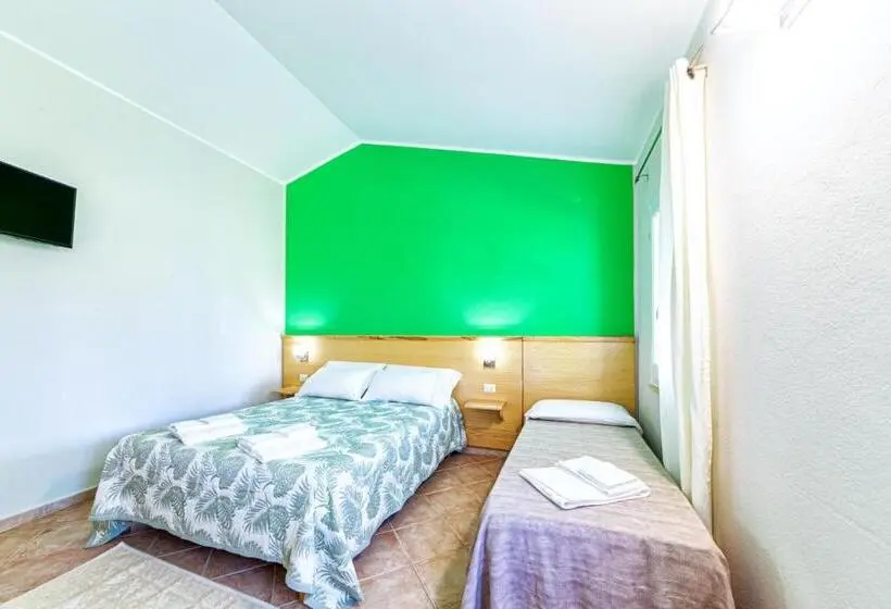 庭の見えるスタンダードトリプルルーム, Agriturismo Is Cortillaris