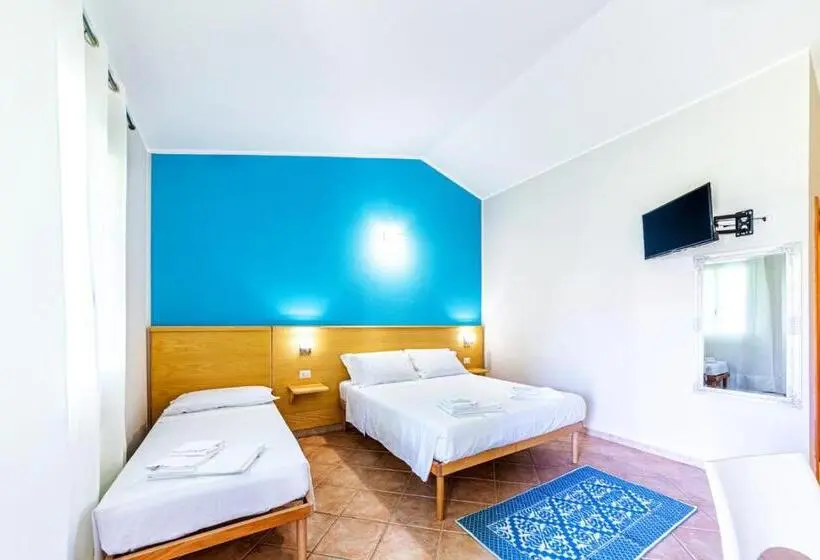 庭の見えるスタンダードトリプルルーム, Agriturismo Is Cortillaris