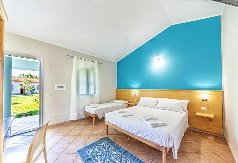 庭の見えるスタンダードトリプルルーム, Agriturismo Is Cortillaris