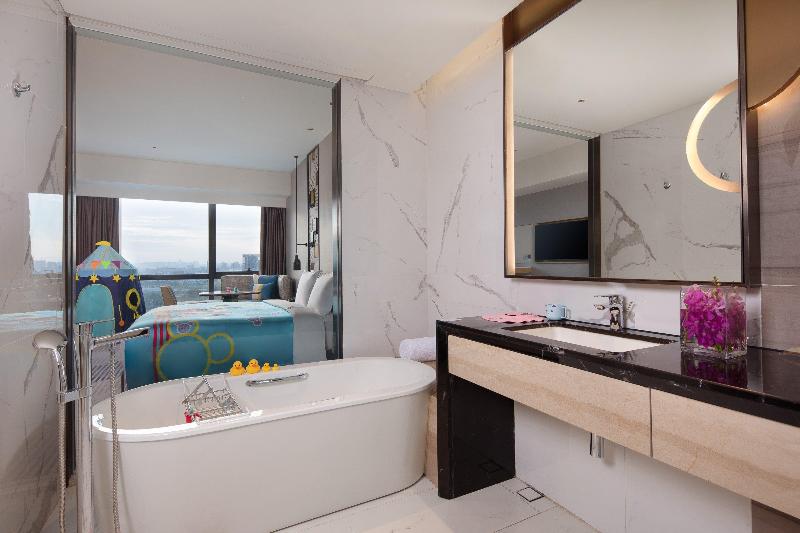 キングサイズベッドのスタンダードルーム, Crowne Plaza Foshan Nanhai   An Ihg