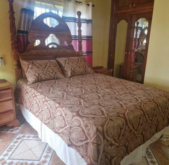 سوئیت با بالکن, Bev's Rosevilla