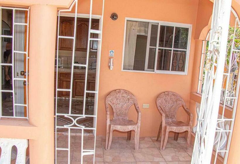 سوئیت با بالکن, Bev's Rosevilla