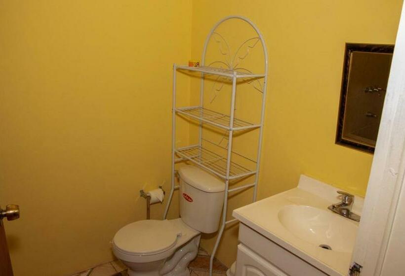 سوئیت با بالکن, Bev's Rosevilla