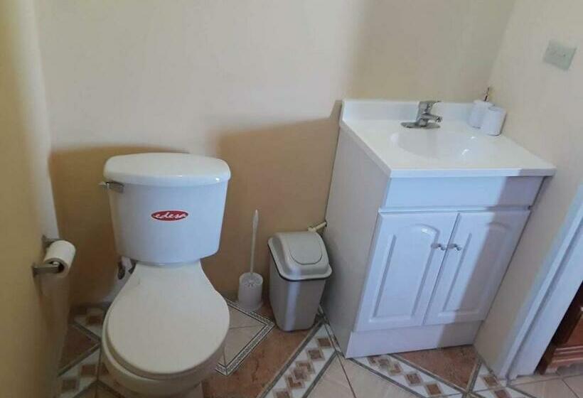 سوئیت با بالکن, Bev's Rosevilla