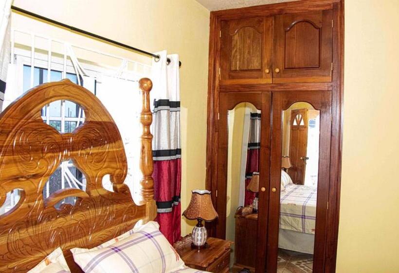 سوئیت با بالکن, Bev's Rosevilla