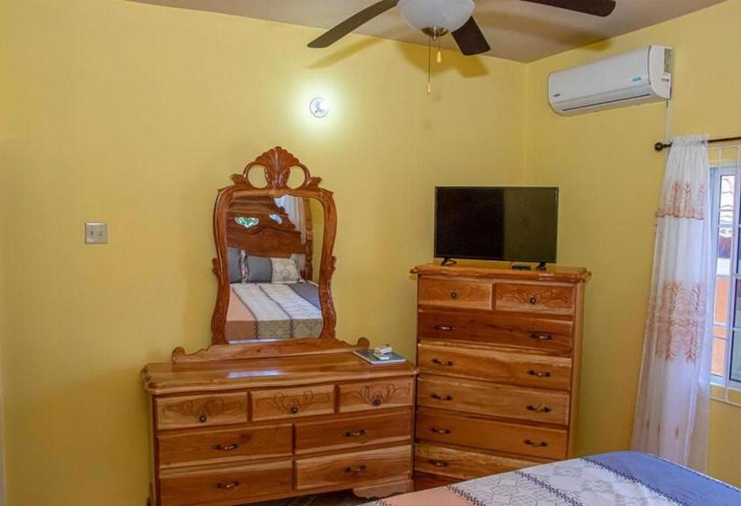 سوئیت با بالکن, Bev's Rosevilla