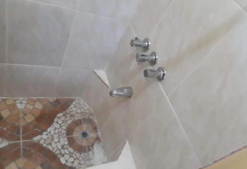 سوئیت با بالکن, Bev's Rosevilla