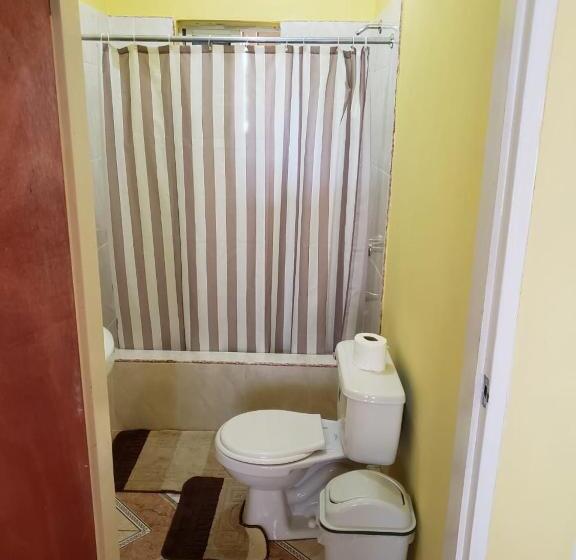 سوئیت با بالکن, Bev's Rosevilla