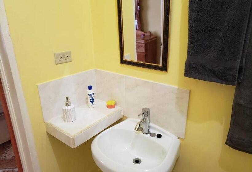 سوئیت با بالکن, Bev's Rosevilla