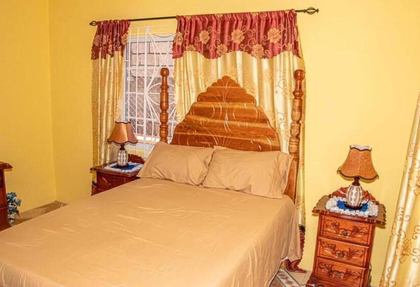 Standard room with outdoor bath, Bev's Rosevilla