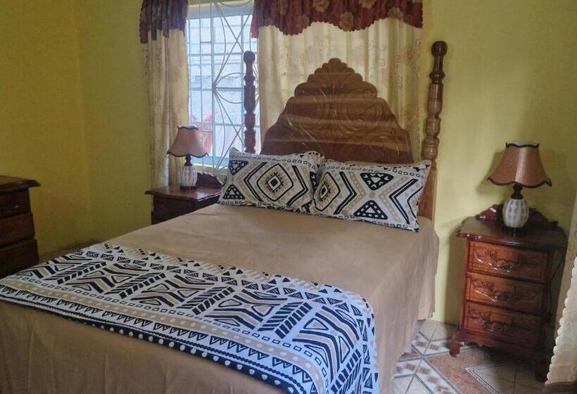 Standard room with outdoor bath, Bev's Rosevilla