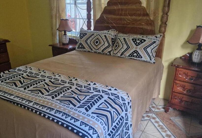 Standard room with outdoor bath, Bev's Rosevilla