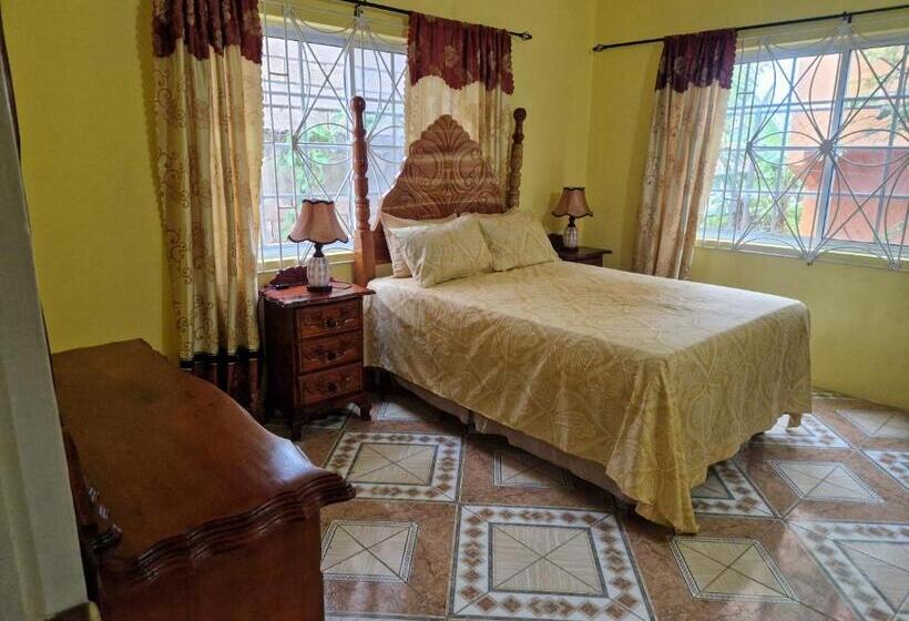 Standard room with outdoor bath, Bev's Rosevilla