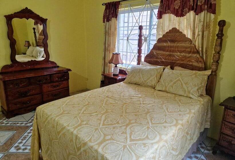 Standard room with outdoor bath, Bev's Rosevilla