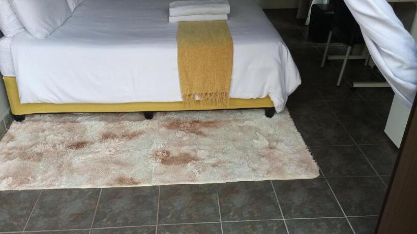 Четырехместный Номер Стандарт, Nqabanqaba