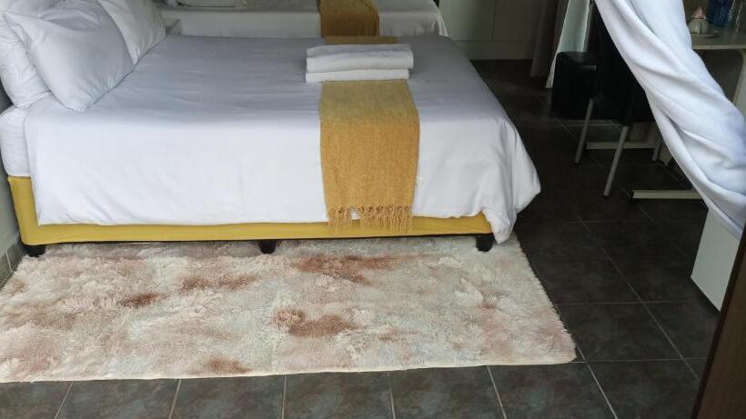 غرفة قياسية رباعية, Nqabanqaba