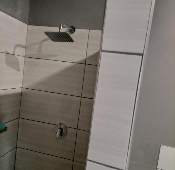 غرفة قياسية رباعية, Nqabanqaba