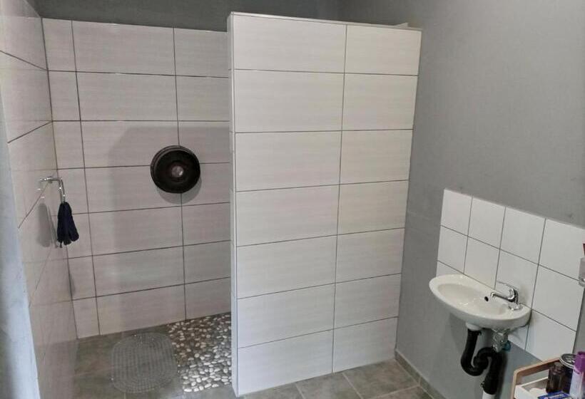 غرفة قياسية رباعية, Nqabanqaba