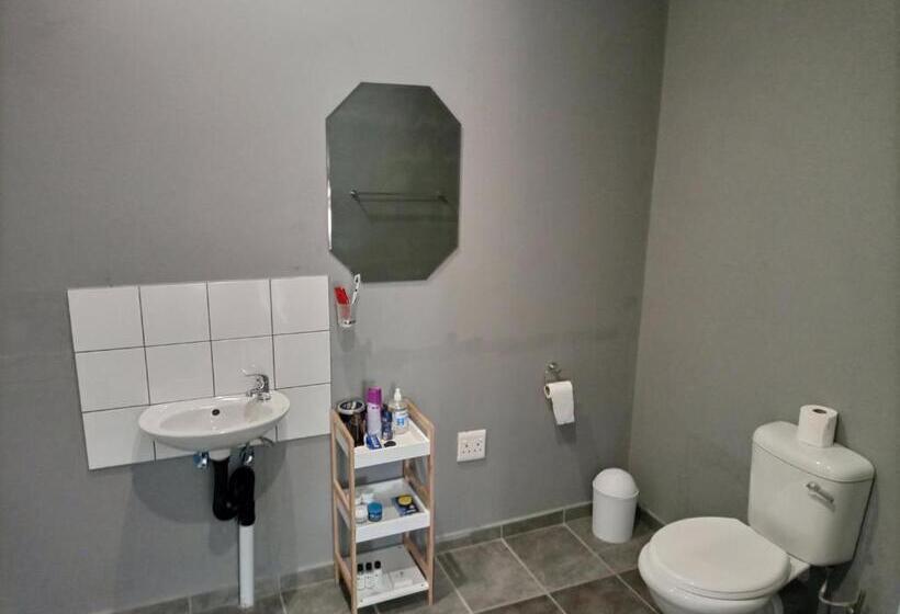 غرفة قياسية رباعية, Nqabanqaba