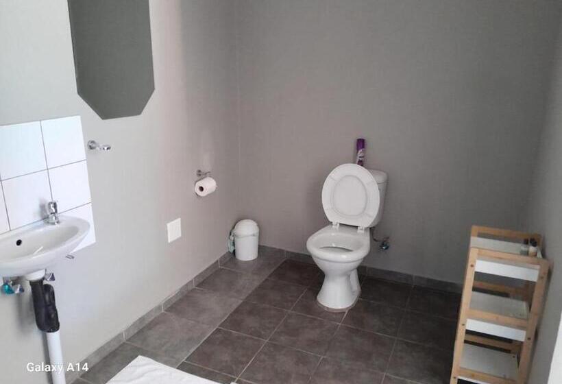 غرفة قياسية رباعية, Nqabanqaba