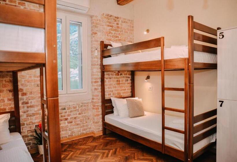 تختخواب در اتاق مشترک, Step To Kotor Bay Guesthouse