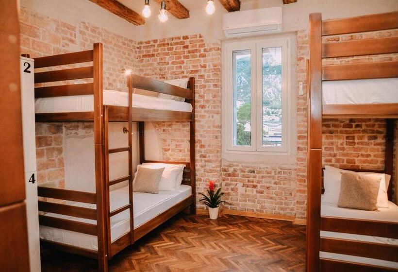 تختخواب در اتاق مشترک, Step To Kotor Bay Guesthouse