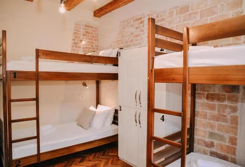 تختخواب در اتاق مشترک, Step To Kotor Bay Guesthouse