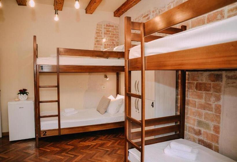 تختخواب در اتاق مشترک, Step To Kotor Bay Guesthouse