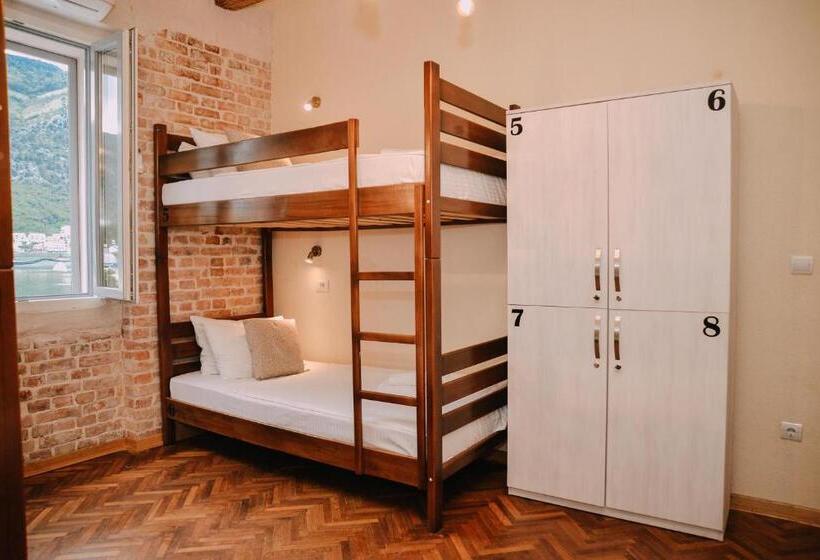 تختخواب در اتاق مشترک, Step To Kotor Bay Guesthouse