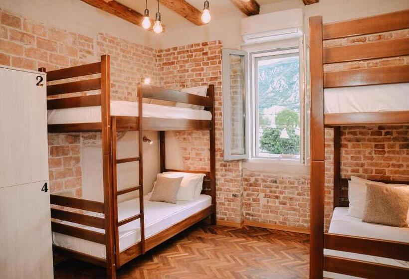 تختخواب در اتاق مشترک, Step To Kotor Bay Guesthouse