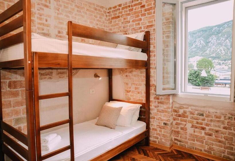 تختخواب در اتاق مشترک, Step To Kotor Bay Guesthouse