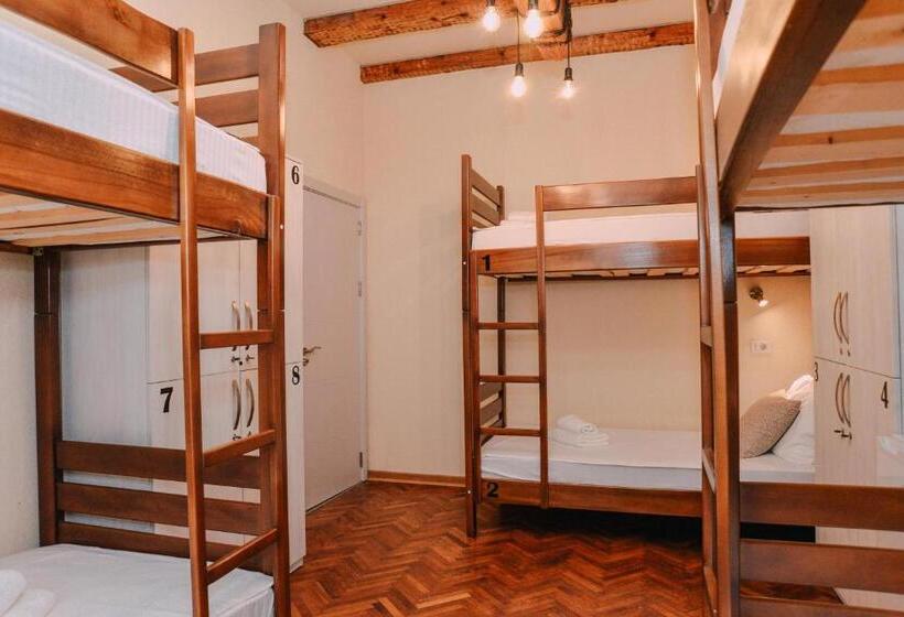 تختخواب در اتاق مشترک, Step To Kotor Bay Guesthouse