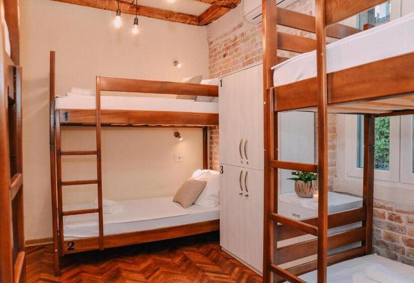 تختخواب در اتاق مشترک, Step To Kotor Bay Guesthouse